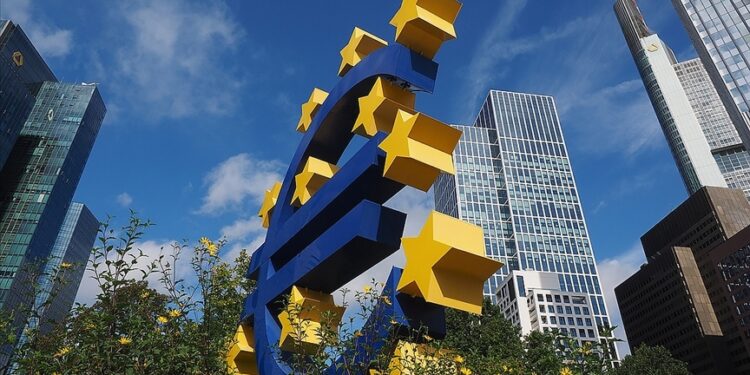 ECB Chief Economist Lane Warns Against Prolonged Restrictive Monetary Policy